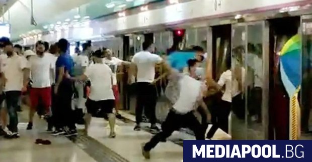 Десетки антиправителствени демонстранти нарушиха днес работата на метрото в китайския