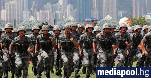 Китай оставя над Хонконг да тегне заплахата от силова интервенция