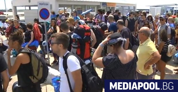 Напрежението сред блокираните около 1500 туристи, сред които и много