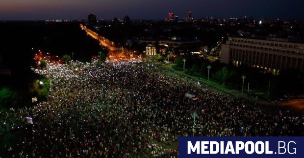 Десетки хиляди души участваха в протести срещу румънското правителство в