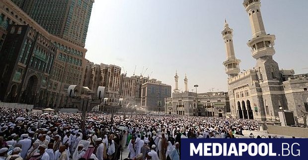 Над два милиона мюсюлмани започват годишното поклонение в Мека а