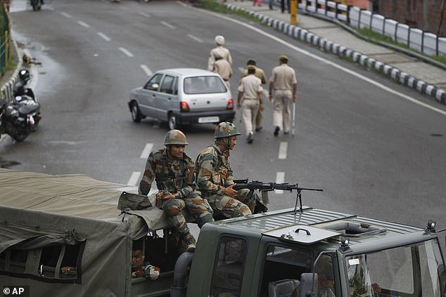Войници са разположени по улиците на Сринагар