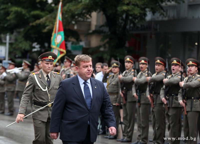 Красимир Каракачанов пред военния строй, сн. БГНЕС, архив 