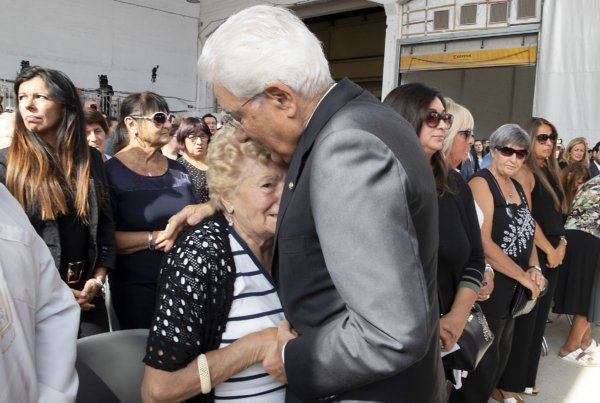 Президентът Серджо Матарела се среща с близки на пострадалите при срутването на моста в Генуа.