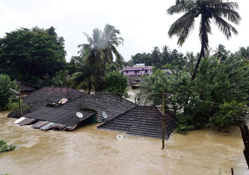 Десетки загинали и стотици хиляди евакуирани при наводнения в Индия