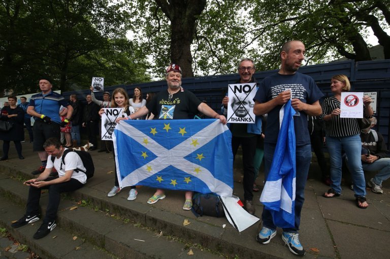 Борис Джонсън бе посрещнат от протестиращи до резиденцията на шотландския премиер в понеделник