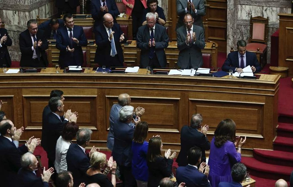 Премиерът Мицотакис в гръцкия парламент (седнал вдясно)