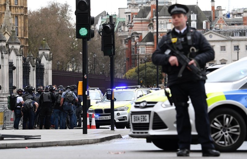 Британски полицай беше ранен при нападение с мачете