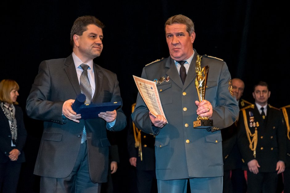 Бившият заместник-вътрешен министър Красимир Ципов награждава Иван Панайотов с приза пожарникар на годината