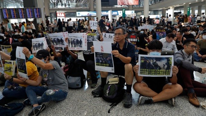 Протестиращи на летището в Хонконг в петък