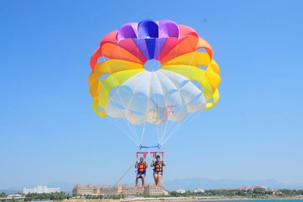 Две туристки паднаха с парашут върху покрива на заведение в Созопол