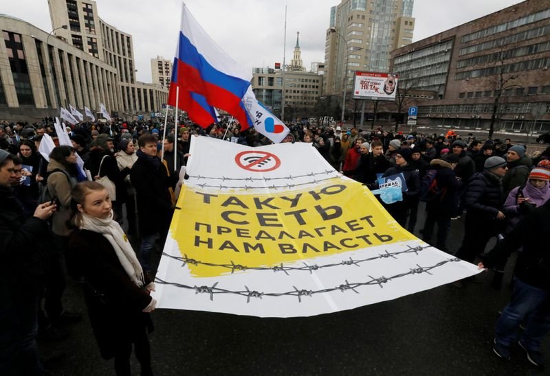 Руснаци протестират срещу затягането на държавния контрол върху интернет. 