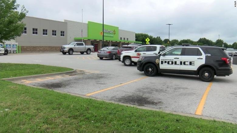 Въоръжен мъж беше задържан в магазин в щата Мисури