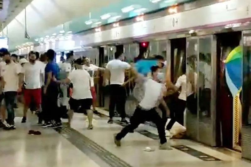 Група неизвестни нападатели нанесоха побой на продемократични активисти в метрото на Хонконг в неделя