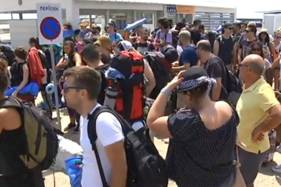 Напрежението сред блокираните туристи на Самотраки ескалира