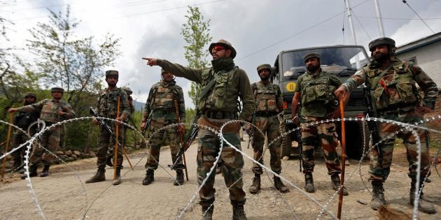 Напрежението ескалира: Блокада, арести и погранични престрелки в Кашмир