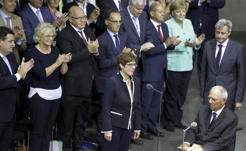 Анегрет Крамп-Каренбауер полага клетва като министър в германския парламент