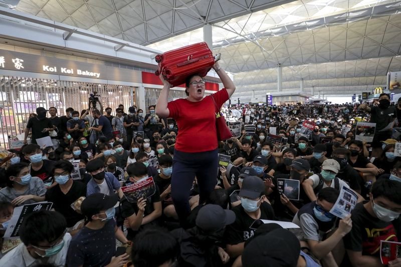 Заради протестите летището на Хонконг отново отмени всички заминаващи полети