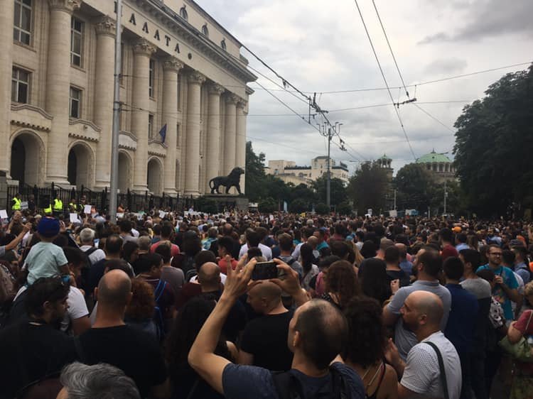Хиляди протестираха срещу безалтернативния прокурор Гешев