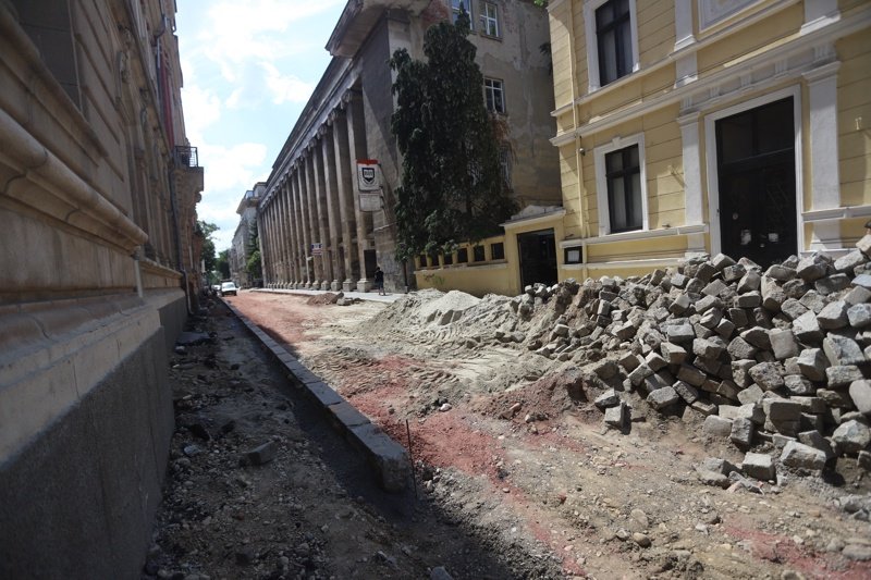 Само допреди два месеца ул. ИВан Вазов" изглеждаше така, но днес е вече проходима