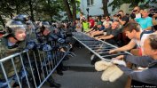 Путин на военен парад в Санкт Петербург, далеч от протестите и полицейското насилие в Москва