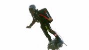 Френският изобретател Франки Запата успешно прекоси Ламанша на летящия си ховърборд