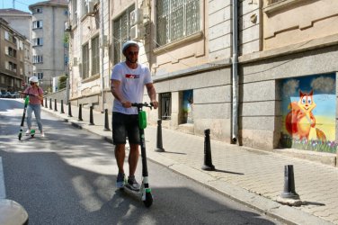 КАТ започва да глобява за каране на тротинетка по улицата