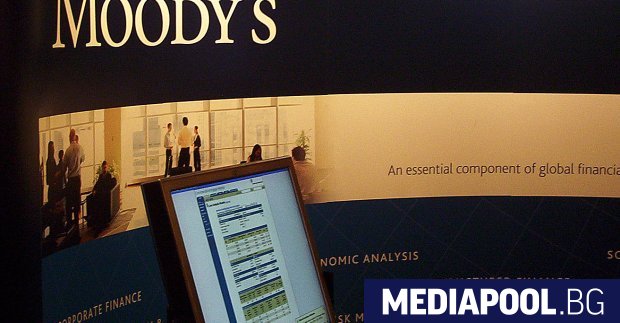 Рейтинговата агенция Мудис понижи във вторник перспективата за най-големите световни
