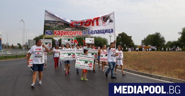 Пореден протест срещу кариерата край Белащица Пловдивско събра стотици жители