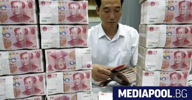 Юанът китайската национална валута се обезцени с близо 4 през