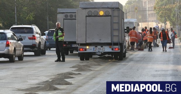 Камион разля осем тона масло на пътното платно по част