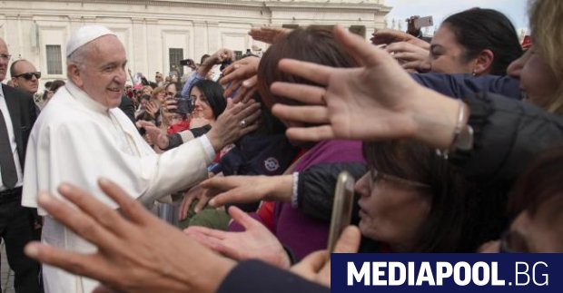 Папа Франциск закъсня за традиционната си неделна появя пред вярващите