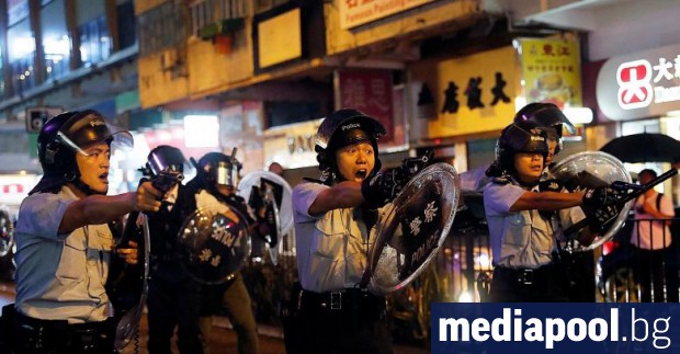 Полицията в Хонконг оправда използването на водни оръдия и прибягването