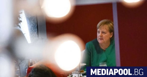 Германският канцлер Ангела Меркел е под натиск да се откаже
