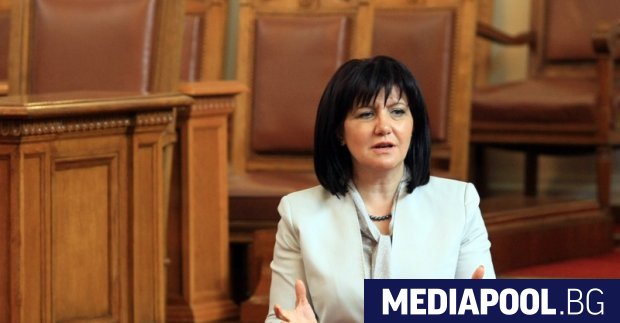 Председателят на Народното събрание Цвета Караянчева е със счупена ключица
