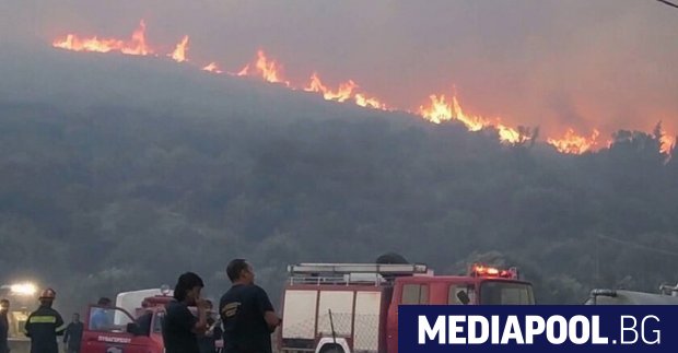 Десетки пожари избухнаха през почивните дни в Гърция причинявайки силно