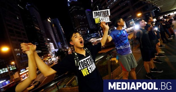 Хиляди протестиращи пеят караоке в търговски центрове в Хонконг като