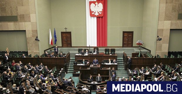 Управляващите в Полша наложиха безпрецедентна ваканция на парламента до след