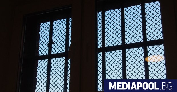 Двама души са избягали от затвора в Стара Загора съобщиха