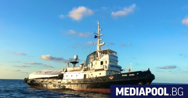 Хуманитарният кораб Маре Йонио, нает от италианското ляво сдружение Медитеранеа,