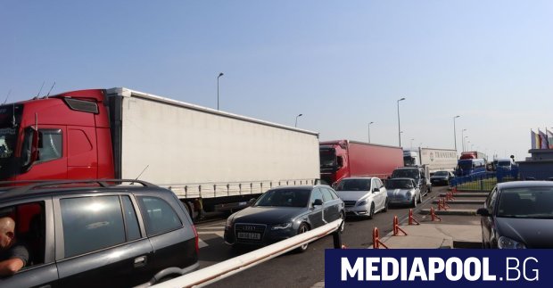 Огромни опашки има на граничните ни пунктове с Турция и
