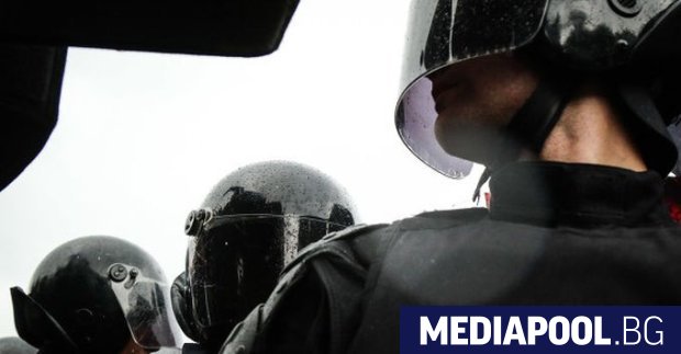 Руската полиция е извършила в четвъртък из цяла Русия най-малко