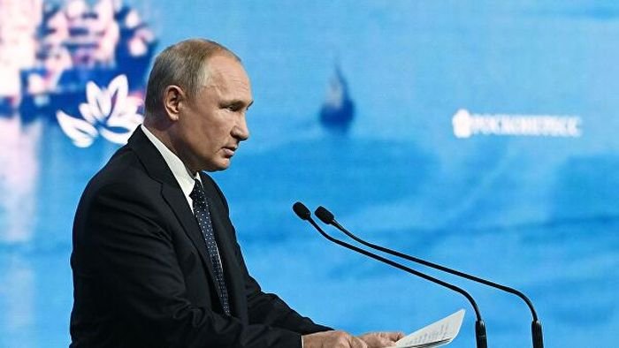 Владимир Путин по време на форума във Владивосток