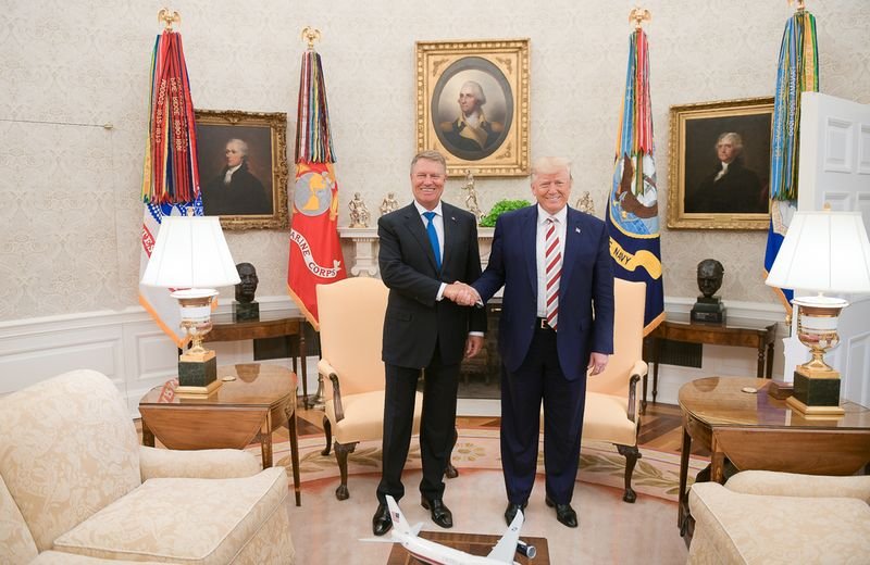Президентите на Румъния и на САЩ Клаус Йоханис и Доналд Тръмп по време на срещата им в Белия дом