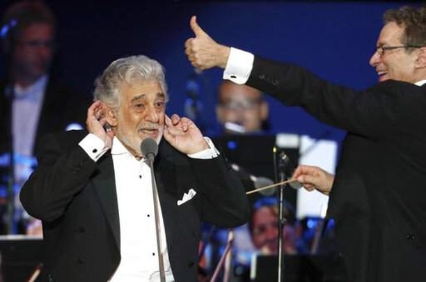 Пласидо Доминго пя на концерт в Унгария при откриването на стадион