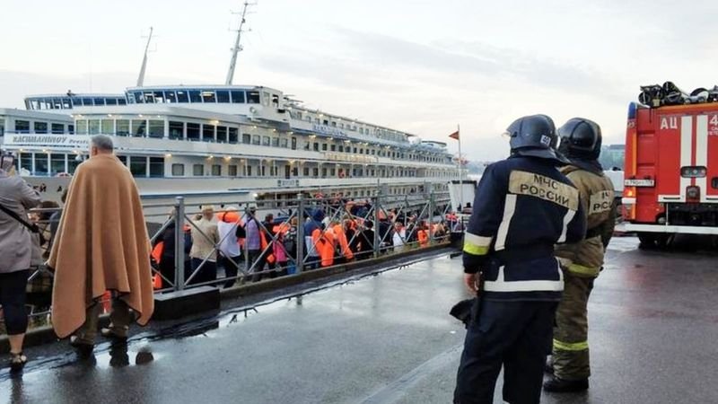 Пожар на руски туристически кораб взе една жертва