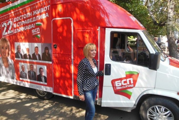 Мая Манолова на фона на кемпер на БСП по време на парламентарните избори през 2014 година