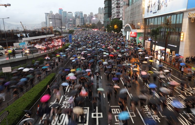 Над 1.7 млн. шестваха в дъжда срещу правителството в Хонконг