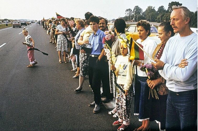 Част от живата верига на Балтийския път през август 1989 година