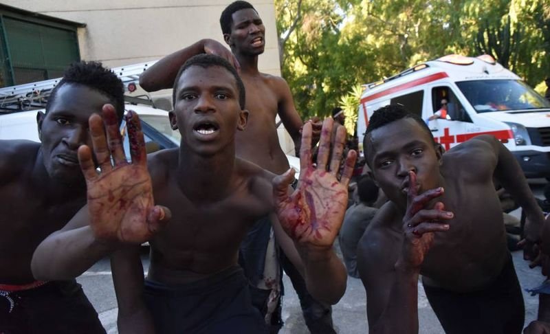 Около 100 мигранти прескочиха оградата на испанския анклав Сеута в Мароко